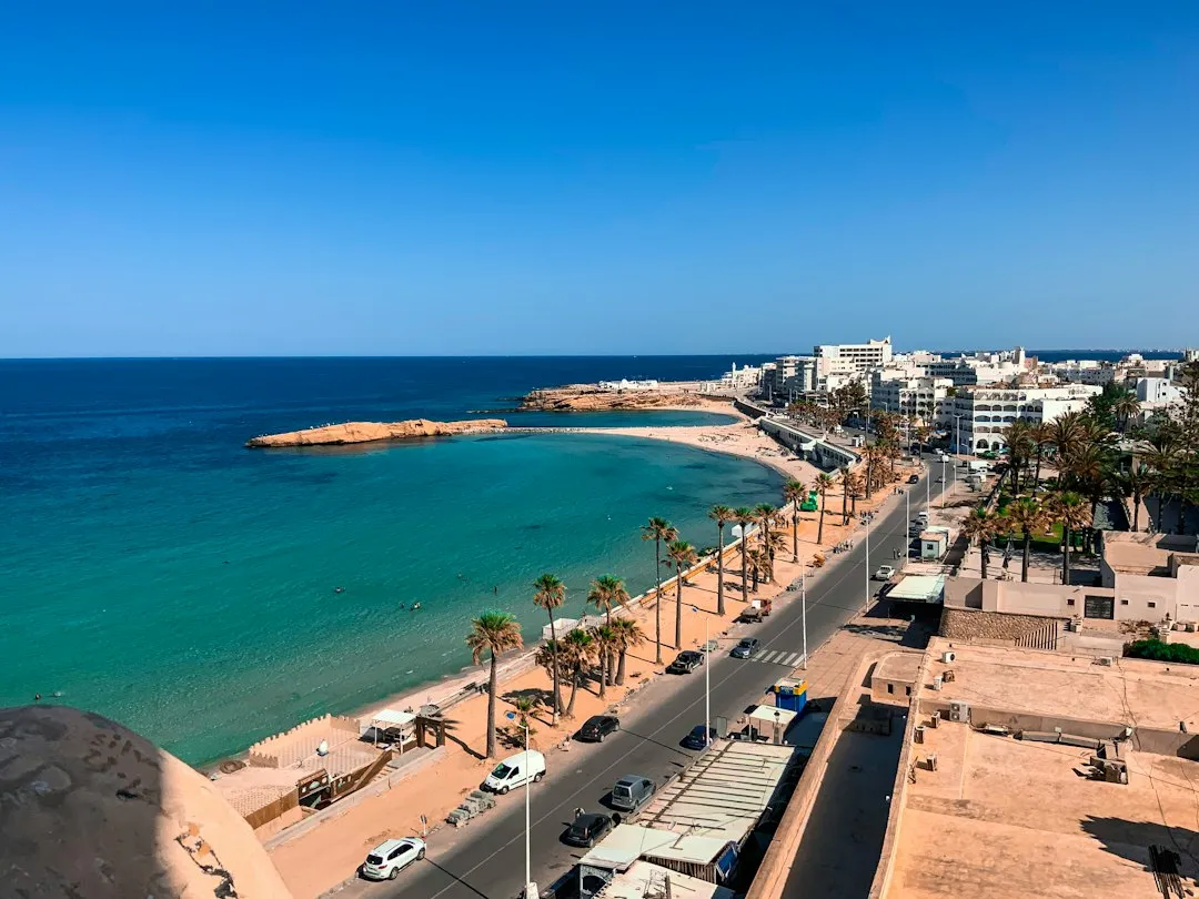 Stadsstrand en boulevard van Monastir, gezien vanaf de Ribat