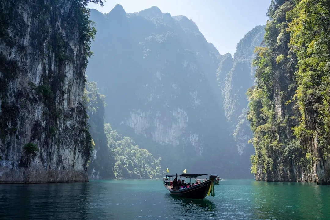 Avontuurlijke activiteiten in Thailand, zoals jungle trekking en duiken